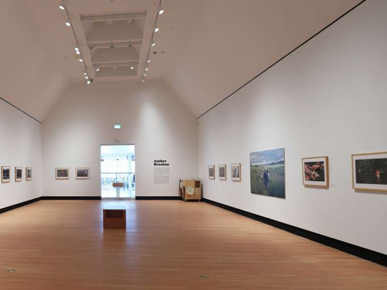 Ein Museum mit Bildern und der Aufschrift amber bracken