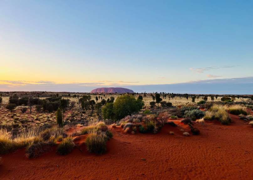 Ein Sonnenuntergang in der Wüste mit einem Berg im Hintergrund