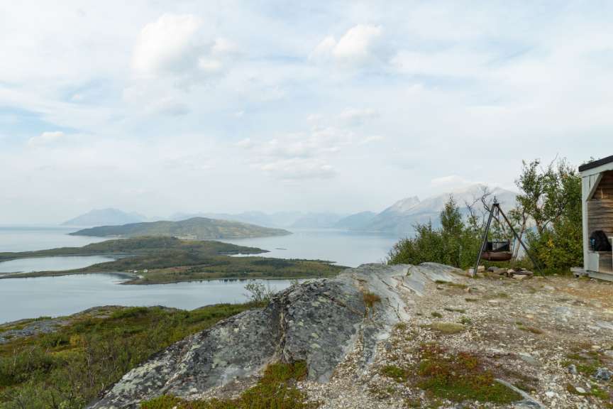 Ein Blick auf einen See mit Bergen im Hintergrund