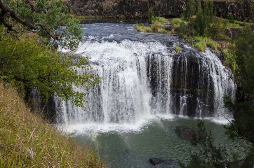Ein Wasserfall, der in einen Fluss fließt