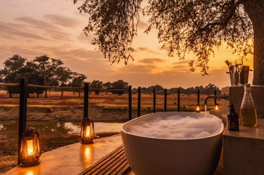 Ein Badezimmer mit einer Badewanne und einer Laterne