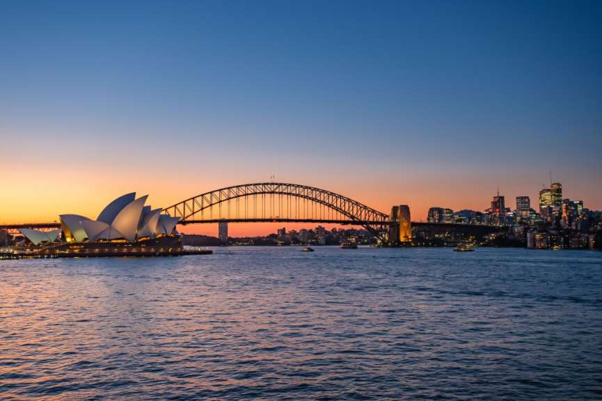 Die sydney harbor bridge mit der opera house im vordergrund