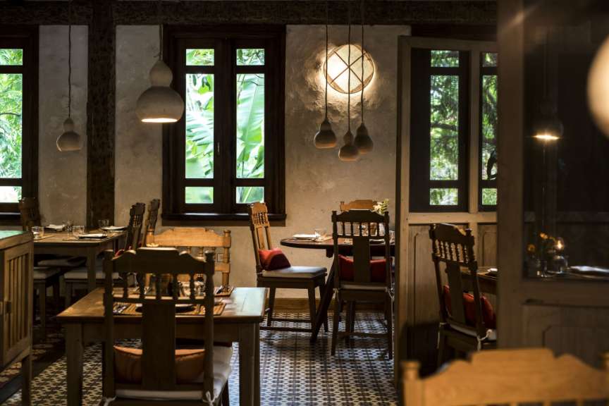 Ein Esszimmer mit Tisch und Stühlen und vielen Fenstern