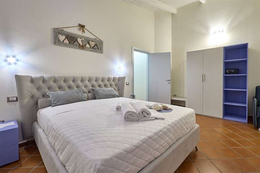 Ein Schlafzimmer mit einem Bett und einem Regal