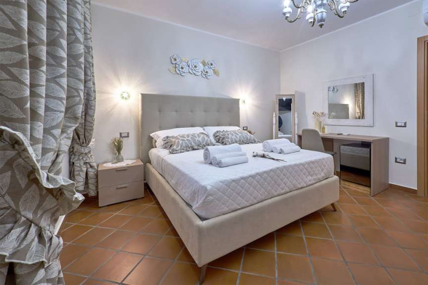 Ein Schlafzimmer mit einem Bett und einem Spiegel