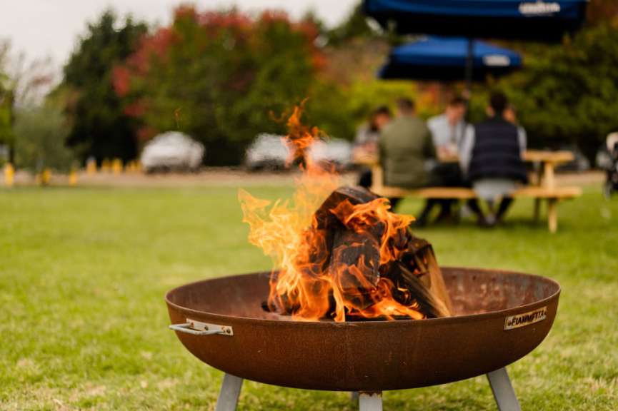 Ein Feuer, das in einer Feuerstelle brennt
