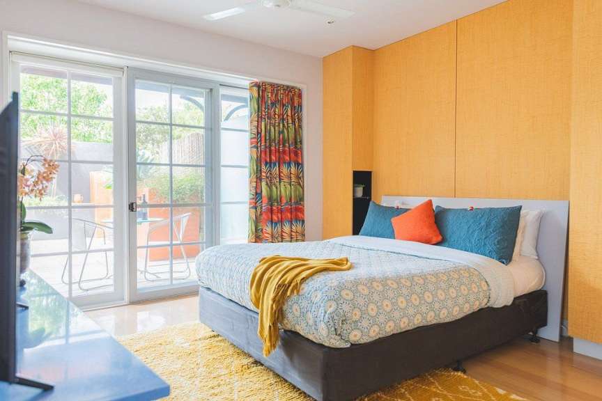 Ein Schlafzimmer mit einem Bett und einem Fernseher
