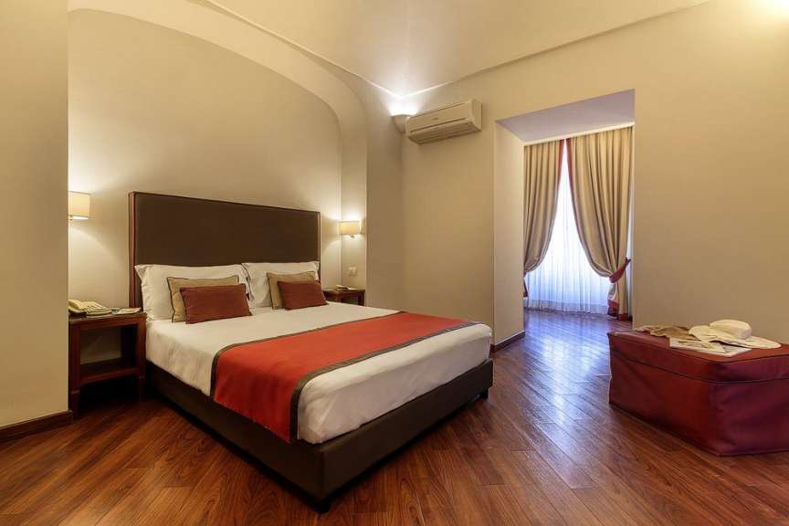 Ein Hotelzimmer mit einem Bett und einem Nachttisch