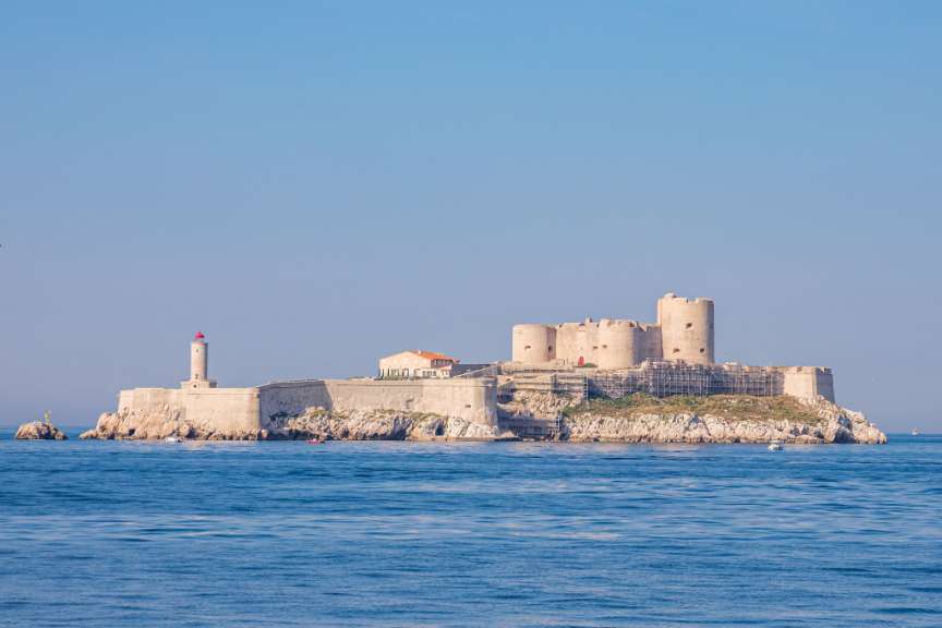 Ein großes Schloss auf einer kleinen Insel im Ozean