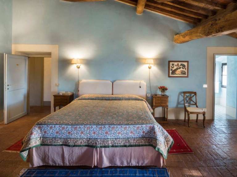 Ein Schlafzimmer mit einem Bett und zwei Nachttischen