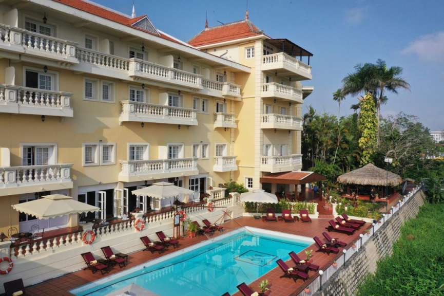 Ein Hotel mit einem großen Swimmingpool im Vordergrund