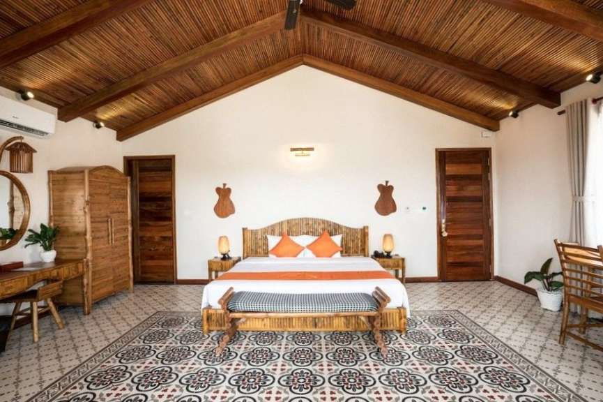 Ein Schlafzimmer mit einem Bett und einem Tisch