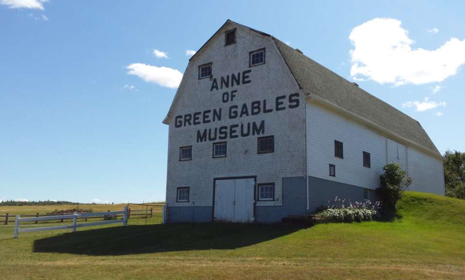 Eine weiße Scheune mit der Aufschrift anne of green gables museum