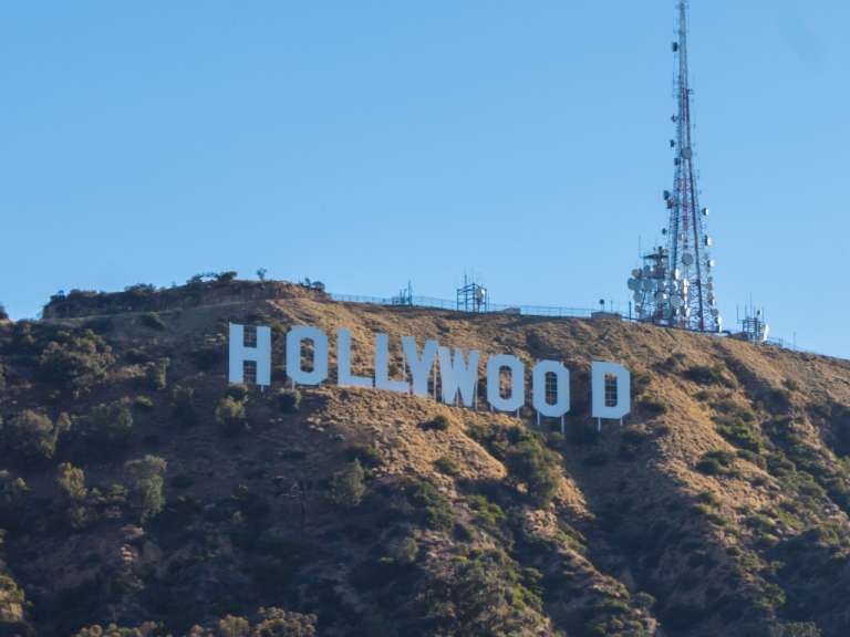 Ein großes hollywood-Zeichen steht auf einem Hügel
