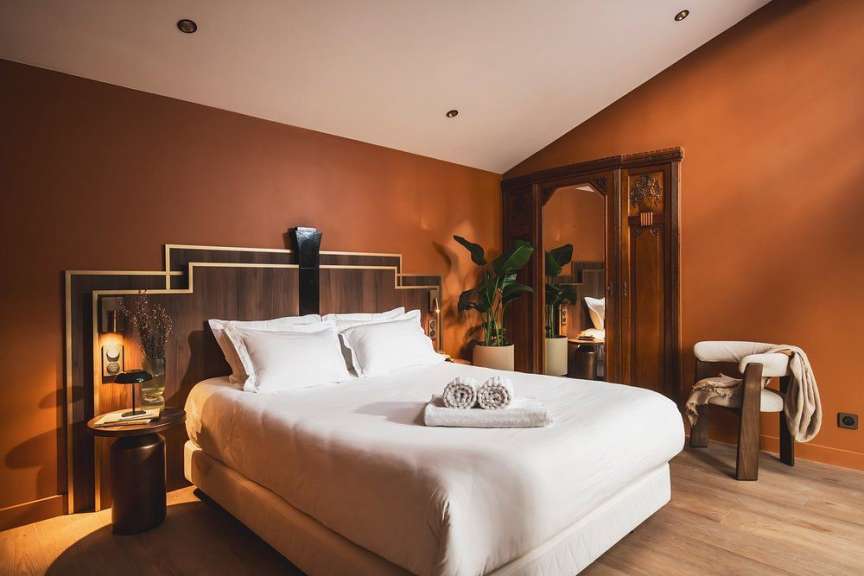 Ein Hotelzimmer mit einem Bett und einem Stuhl