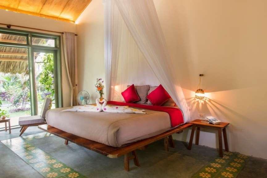 Ein Schlafzimmer mit einem Bett und einem Ventilator