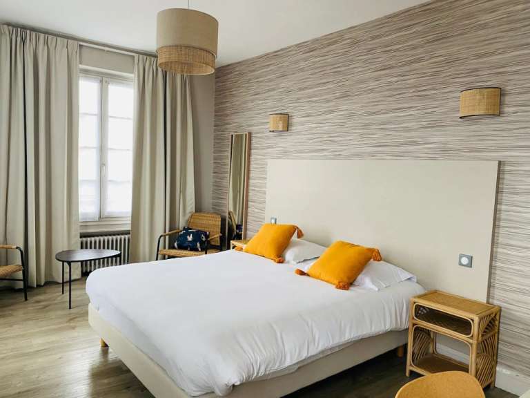 Ein Hotelzimmer mit einem Bett und zwei Nachttischen