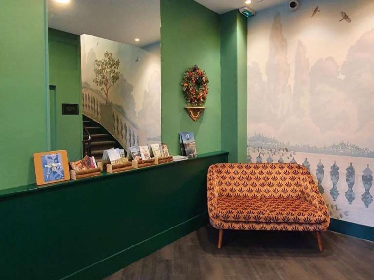 Ein Raum mit grünen Wänden und einer Couch