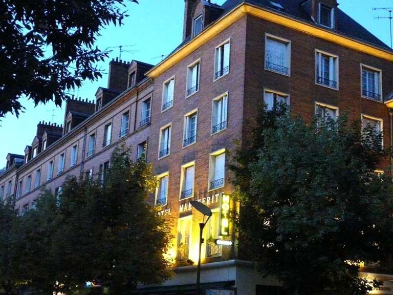 Ein großes Backsteingebäude mit vielen Fenstern und der Aufschrift hotel margherita