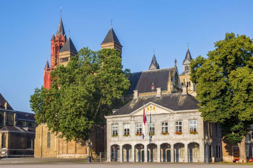 Ein großes Gebäude mit einem roten Turm dahinter