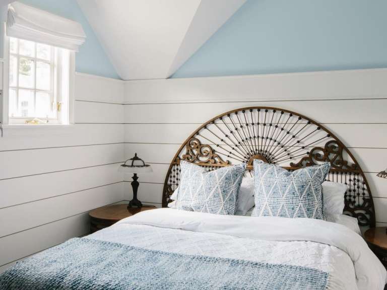 Ein Schlafzimmer mit einem Bett und einer Lampe
