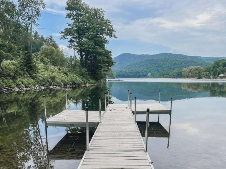 Ein Dock an einem See mit Bäumen im Hintergrund