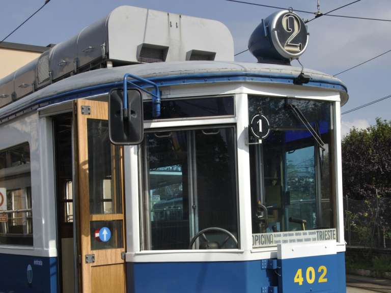 Ein blau-weißer Bus mit der Nummer 402