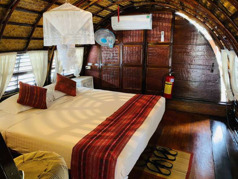 Ein Schlafzimmer mit einem Bett und einem Feuerlöscher