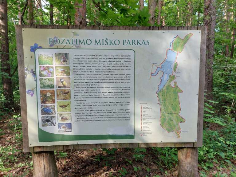 Ein Schild in einem Wald mit der Aufschrift rozalimo misko parkas