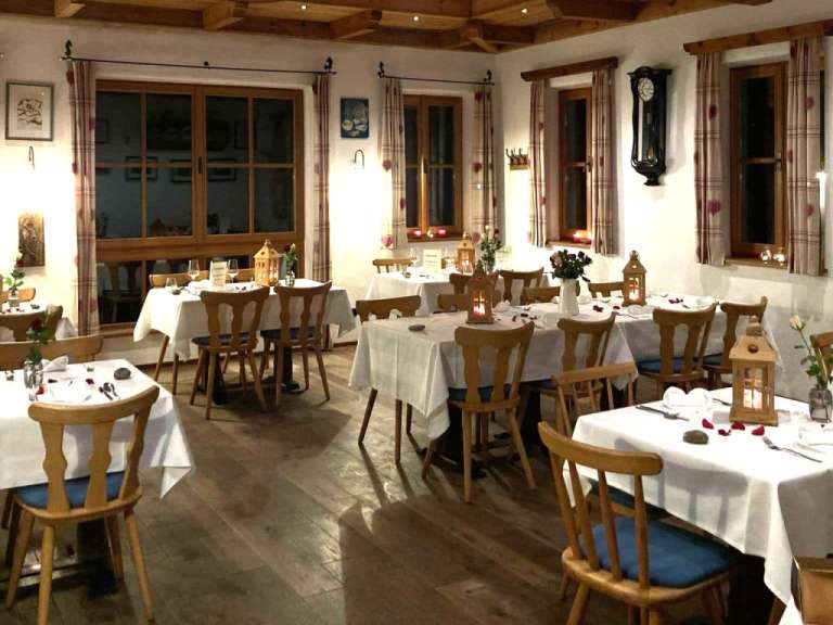 Ein Restaurant mit vielen Tischen und Stühlen und einer Uhr an der Wand