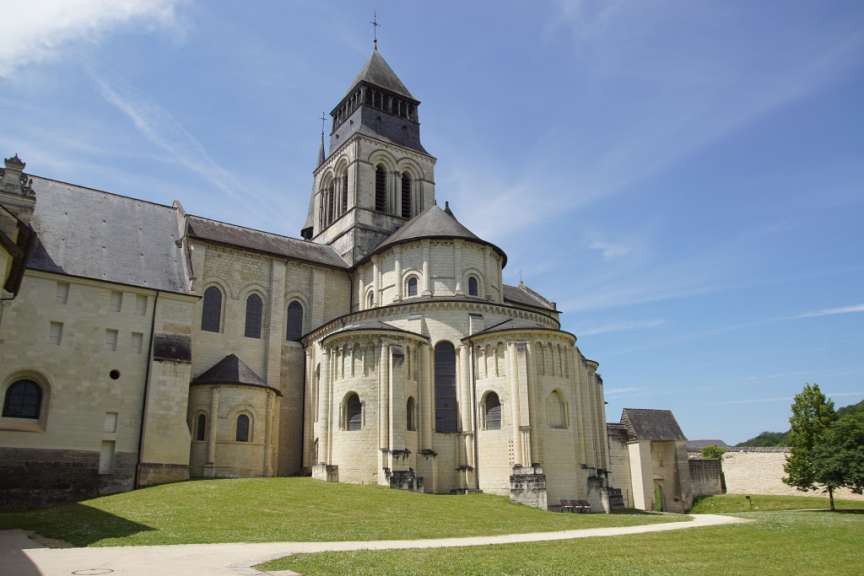 Eine große weiße Kirche mit einem Turm und vielen Fenstern