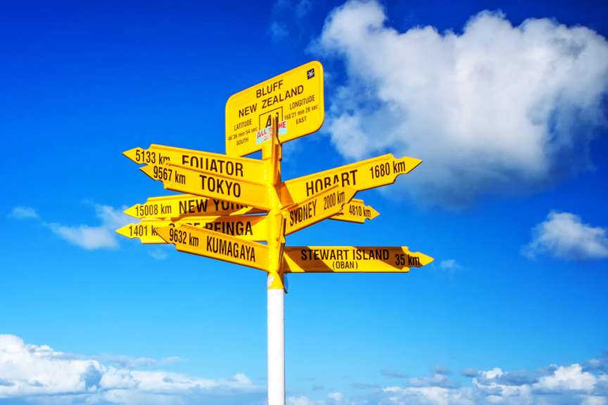Ein Schild zeigt verschiedene Orte in neuseeland an
