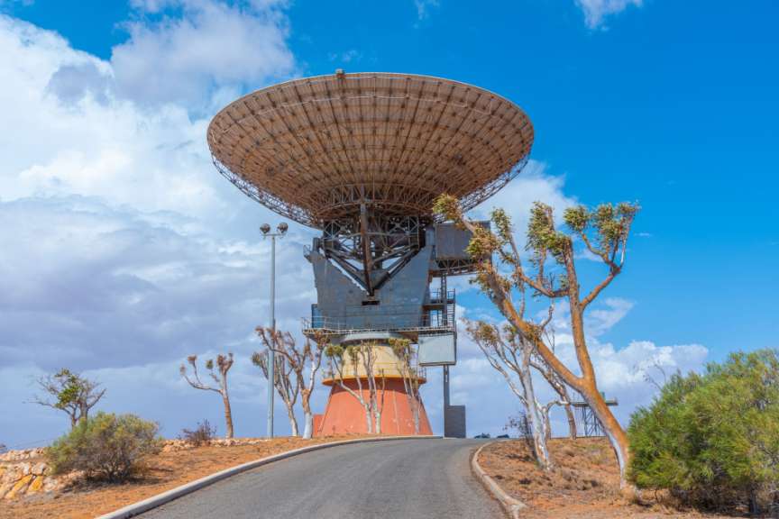 Ein großer Satellit sitzt auf einem Hügel in der Wüste