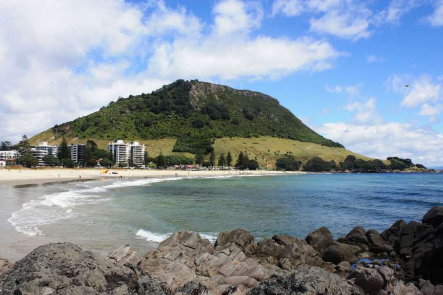 Ein Strand mit einem großen Berg im Hintergrund