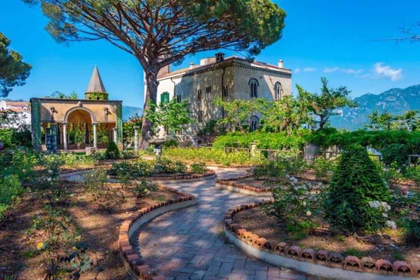 Ein Garten mit einem großen Gebäude im Hintergrund