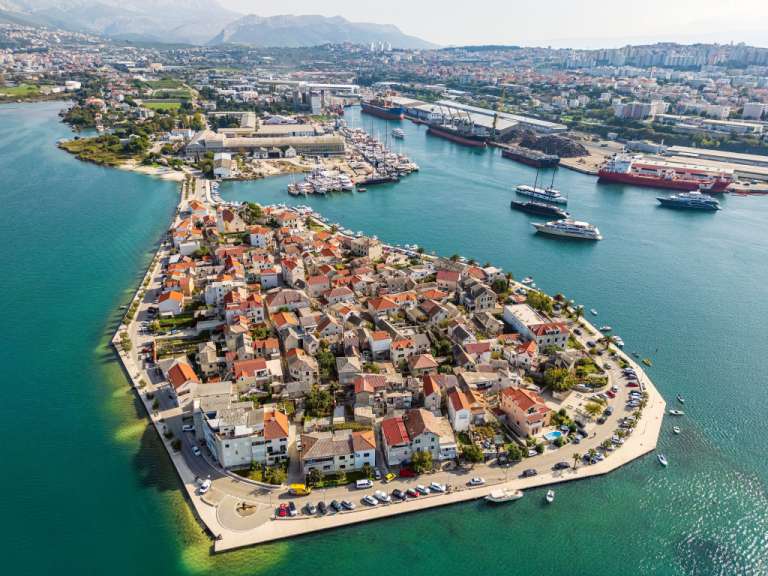 Eine Stadt mit vielen Gebäuden und Booten im Hafen