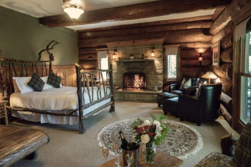 Ein Schlafzimmer mit einem Bett und einem Kamin