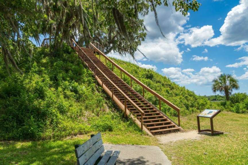 Eine Holztreppe führt auf einen Hügel hinunter