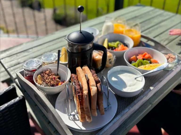 Ein Tablett mit Toast und Obst auf einem Tisch