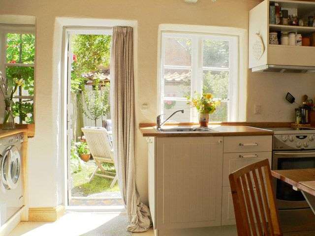 Eine Küche mit einem Tisch und Stühlen und einem Fenster