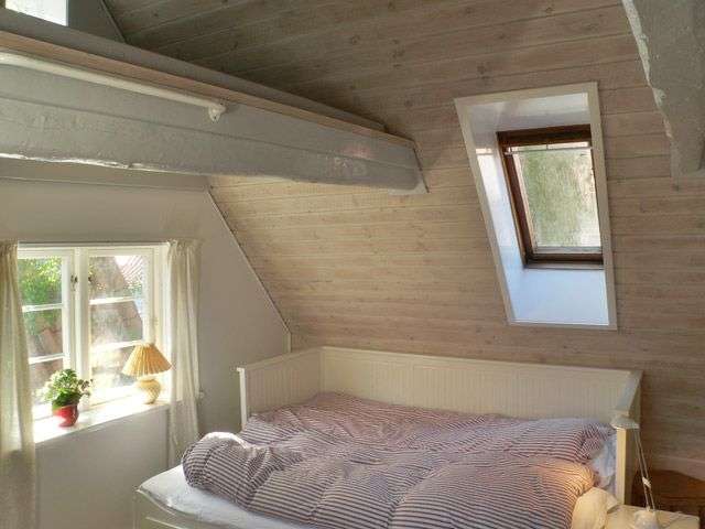 Ein Schlafzimmer mit einem Bett und einem Fenster