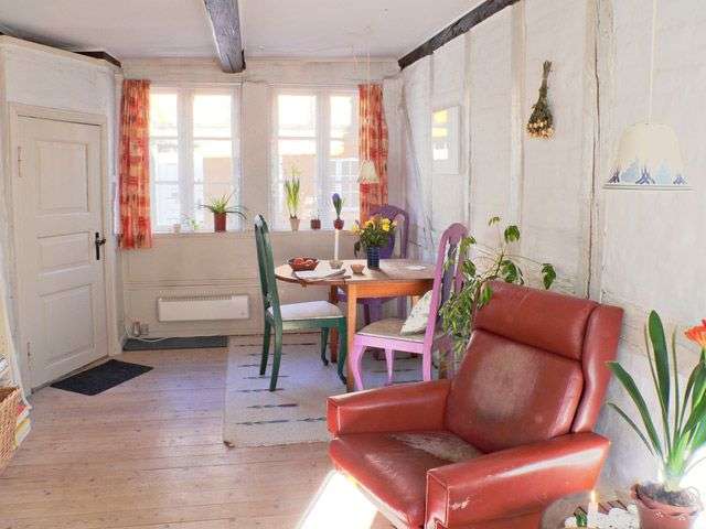 Ein Wohnzimmer mit einem roten Stuhl und einem Tisch