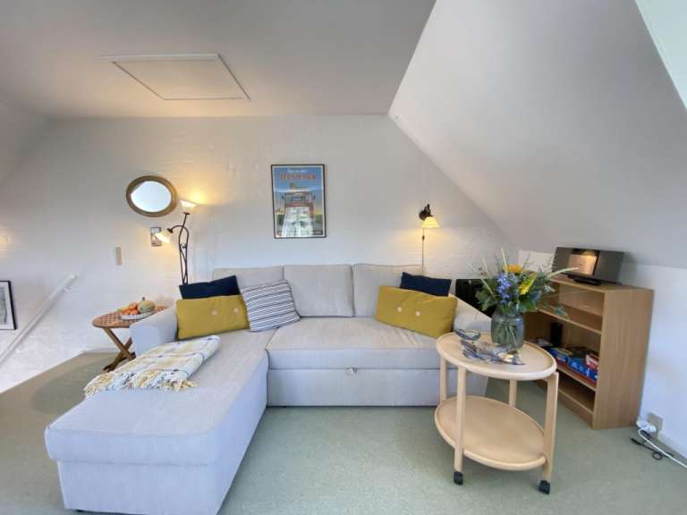 Ein Wohnzimmer mit einem Couchtisch und einem Gemälde über dem Couchtisch