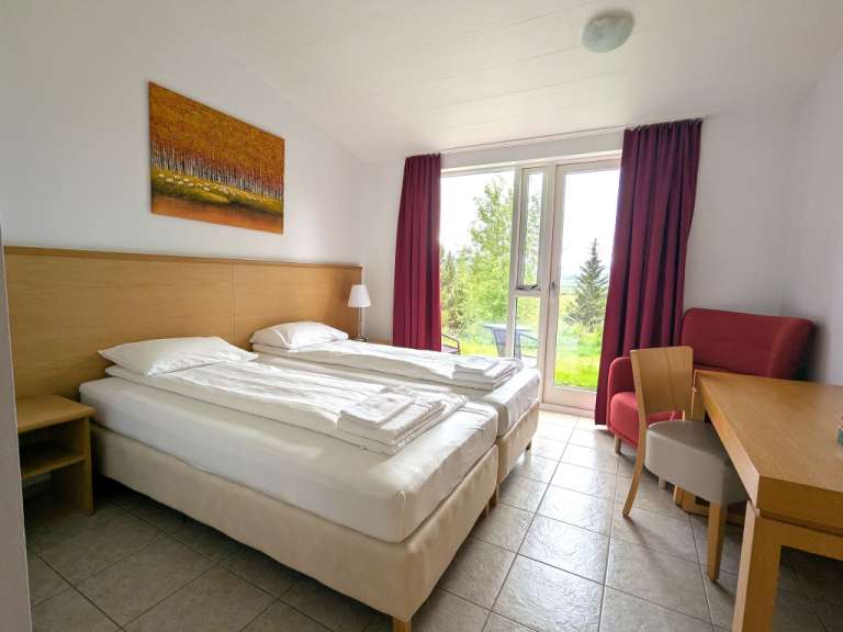 Ein Schlafzimmer mit zwei Betten und einem Stuhl