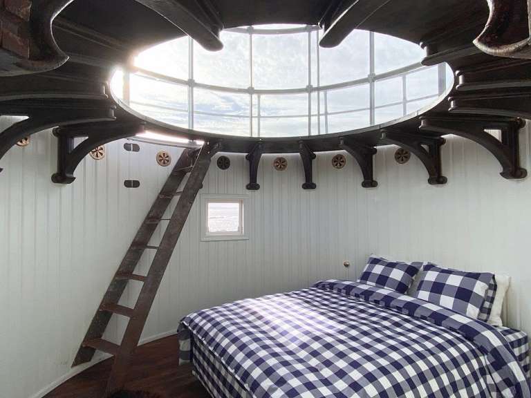 Ein Schlafzimmer mit einem karierten Bett und einer Treppe