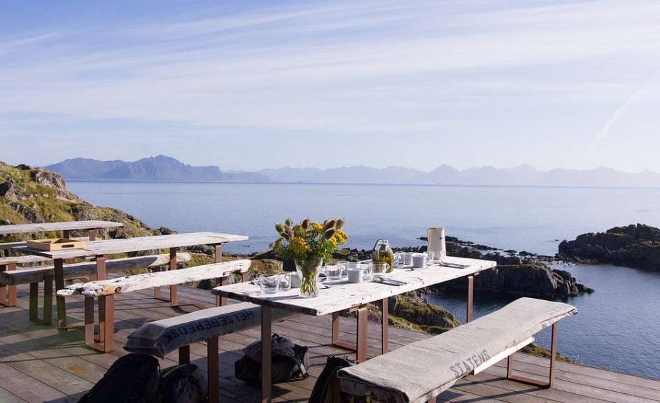 Ein Picknicktisch auf einem Holzdeck mit einer Bank mit der Aufschrift stilberg darauf