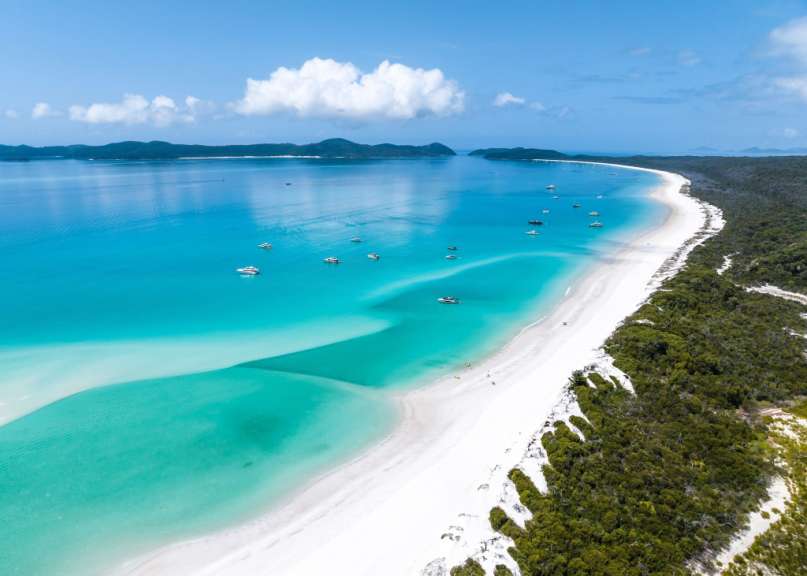 Ein Strand mit vielen Booten im Ozean