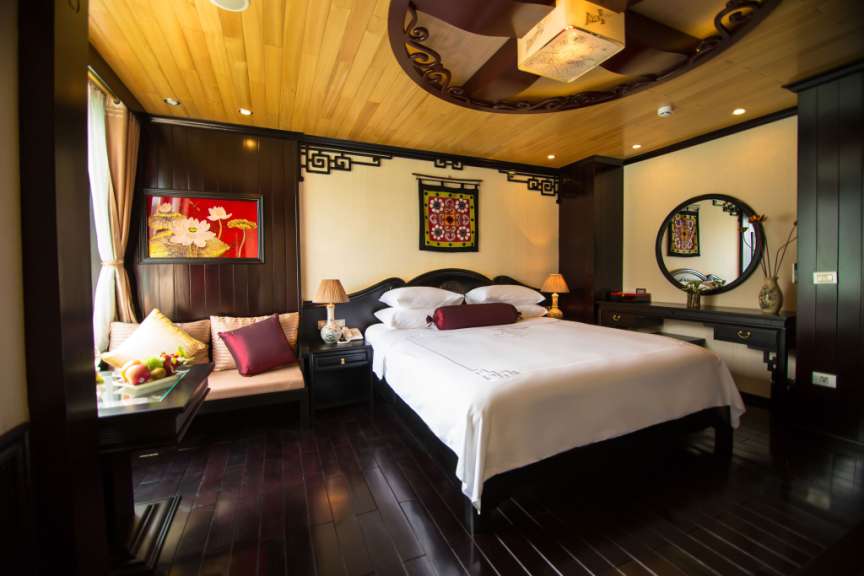 Ein Schlafzimmer mit einem großen Bett und einem Spiegel
