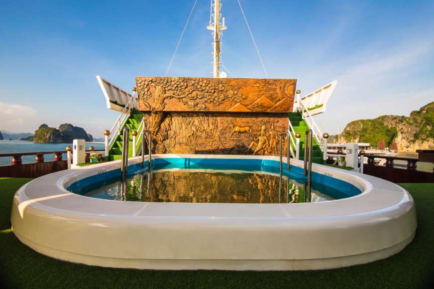 Ein großer Pool auf dem Deck eines Bootes