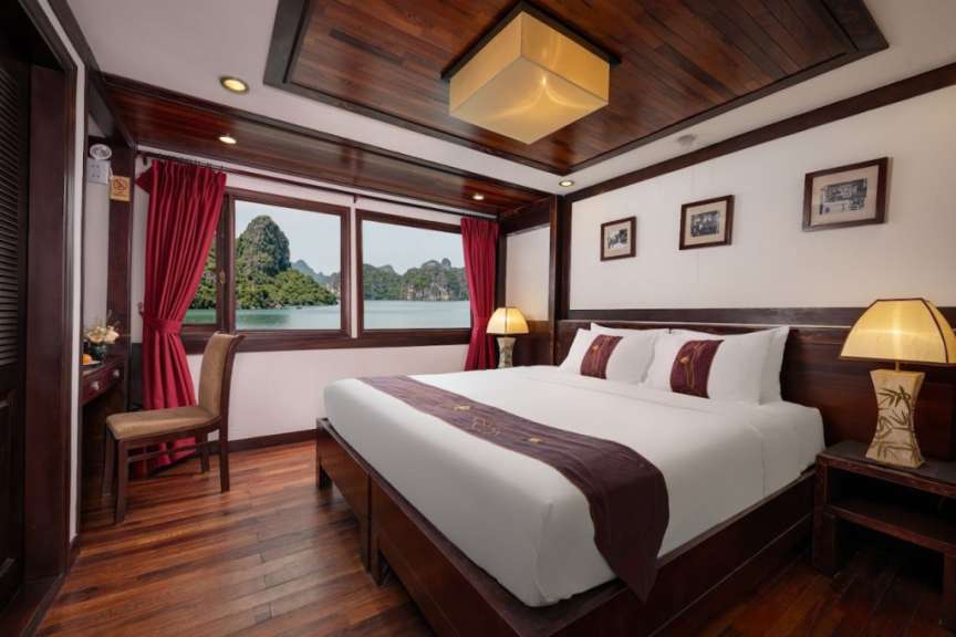 Ein Hotelzimmer mit einem großen Bett und einem großen Fenster